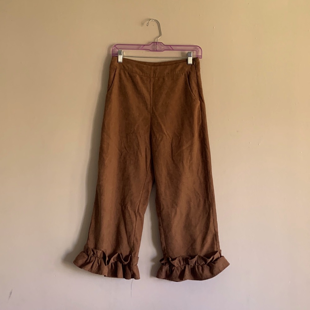 Brown pants with ruffles hem